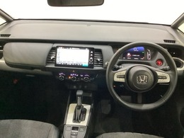 車内は光触媒抗菌消臭施工済です。スタイリッシュなデザインでスポーティなインパネ周りを演出します。グローブボックスやカップホルダーのほかにトレーなどたくさんの収納スペースが付いています。