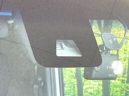 【スマートアシスト】走行中に前方の車両等を認識し、衝突しそうな時は警報とブレーキで衝突回避と被害軽減をアシスト。より安全にドライブをお楽しみいただけます。