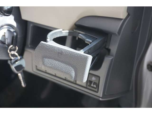運転席側カップホルダーです。