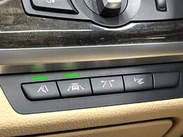 ●レーンディパーチャーウォーニング+衝突軽減システム：走行中、車線を逸脱した際にハンドルが震え運転者に警告してくれるセーフティシステムです。