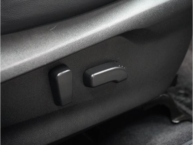 ”電動シートを装備。お客様に安全に運転頂けるよう座席の位置、座面の上げ下げやリクライニングの加減も細やかな設定を可能にしました。”