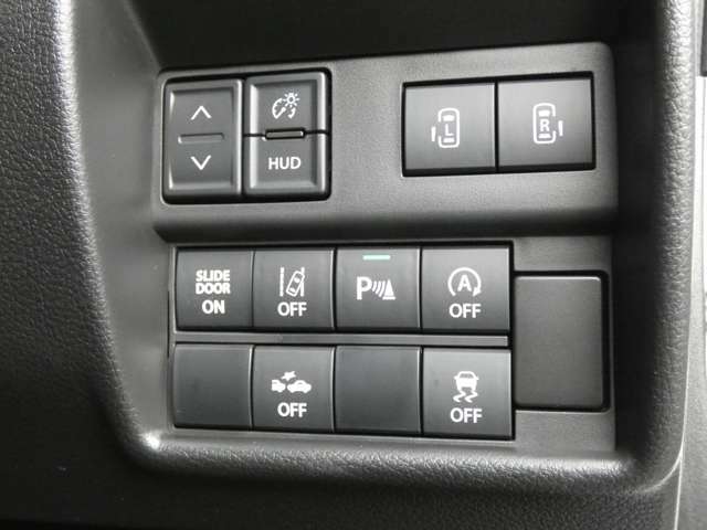 各種機能類のスイッチです！両側電動スライドドアの開閉スイッチの他、衝突被害軽減ブレーキ等の運転支援機能のオン/オフスイッチもこちらにございます！