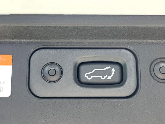 【パワーバックドア】スマートキーや運転席のボタンを押すだけでリアゲートが自動で開閉します！荷物を持っている時や、高い位置にあるバックドアを閉める際に便利な機能です♪