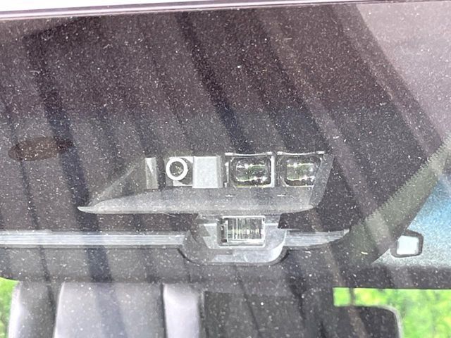 【三菱e-Assist】走行中に前方の車両等を認識し、衝突しそうな時は警報とブレーキで衝突回避と被害軽減をアシスト。より安全にドライブをお楽しみいただけます。