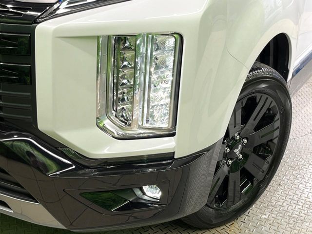【LEDヘッドライト】悪天候や夜間走行時も良好な視界を確保し安心して運転できる高輝度LEDヘッドライトを装備！点灯速度が早く、消費電力も抑えられています。