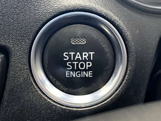 【スマートキー＆プッシュスタート】ドアハンドルを軽く握るだけでドアロックを解錠でき、施錠はドアハンドルのロックスイッチを押すだけでブレーキを踏みながらエンジンスイッチを押すだけで、エンジンが始動！