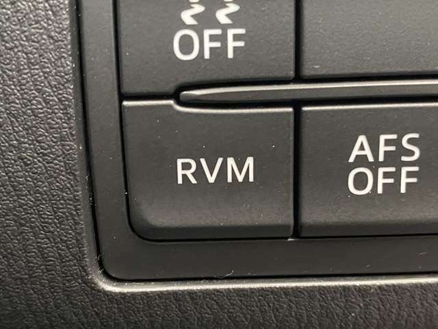 【RVM】リアバンパーに設置した準ミリ波レーダーで、隣（左右）のレーンや後方からの接近距離を検知して、車線変更により衝突の危険性がある場合には、インジケーターや警報でドライバーに注意を促します。