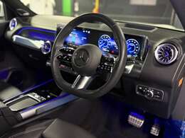 ハンドルのボタンでオーディオ・ナビゲーション・スピードメーターの表示などの操作が可能です。