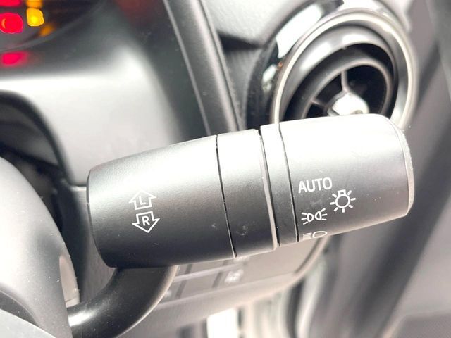 【オートライト】周りの明るさに応じて自動でヘッドライトの点灯・消灯ができる機能です！ライトの付け忘れ・消し忘れなどが無くなり、雨の日や夕方の走行も安心！トンネル通過時も便利ですね♪