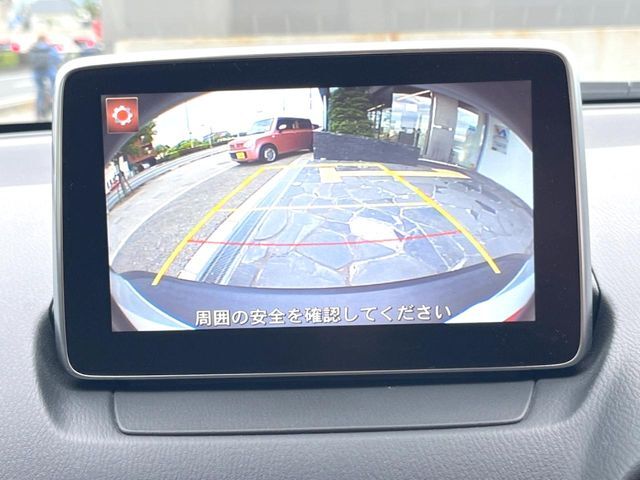 【バックカメラ】駐車時に後方がリアルタイム映像で確認できます。大型商業施設や立体駐車場での駐車時や、夜間のバック時に大活躍！運転スキルに関わらず、今や必須となった装備のひとつです！