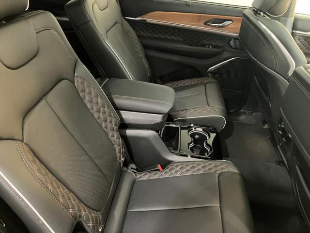 【リアシート】屋根までの高さがある車のため、大人の方でも圧迫感が少なく乗車出来ます。足元は広く取られているため、ゆったりとお乗り頂けます。
