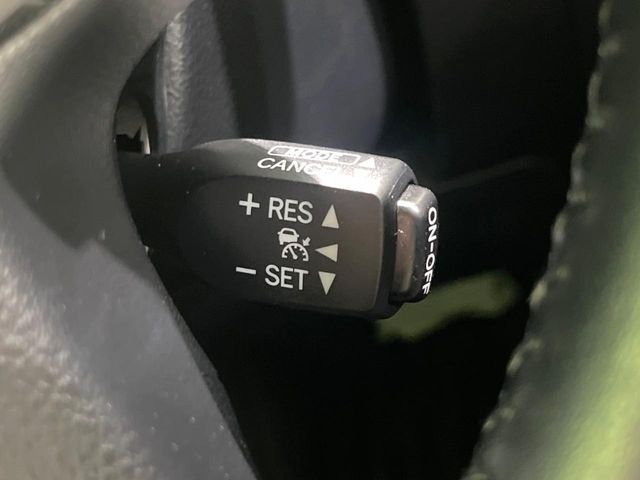 【レーダークルーズコントロール】高速道路での長距離走行が楽に！！自動で速度を保つクルーズコントロールが、衝突軽減システムと連携し、前方の車両を感知して車間を保つように速度調節してくれます！！