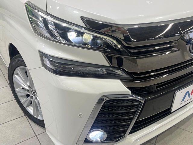 【LEDヘッドライト】悪天候や夜間走行時も良好な視界を確保し安心して運転できる高輝度LEDヘッドライトを装備！点灯速度が早く、消費電力も抑えられています。