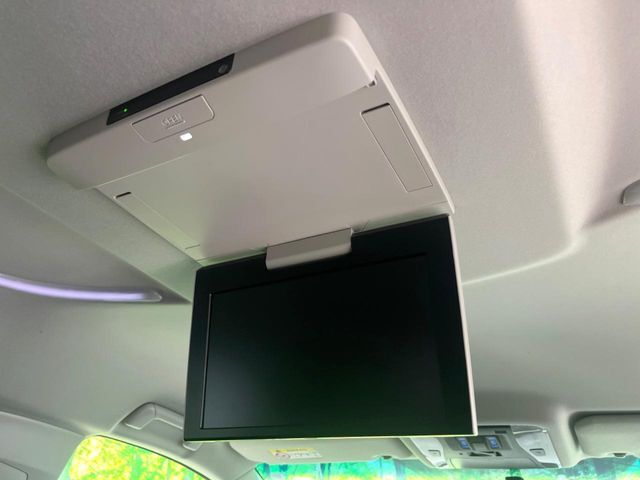【フリップダウンモニター】大画面モニターで後席でもエンタメをお楽しみいただけます。小さなお子様にも大人気の装備です♪