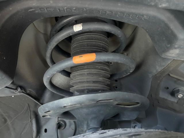 お車を安心してお乗りいただく為には、足回りの定期点検が欠かせません。サービスサポート（有償保証）では無料点検もご提供しており、安心のカーライフをお過ごしいただけるサポート体制が整っています。