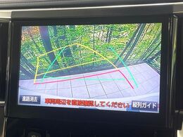 【バックカメラ】駐車時に後方がリアルタイム映像で確認できます。大型商業施設や立体駐車場での駐車時や、夜間のバック時に大活躍！運転スキルに関わらず、今や必須となった装備のひとつです！
