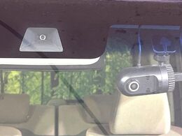 【ホンダセンシング】走行中に前方の車両等を認識し、衝突しそうな時は警報とブレーキで衝突回避と被害軽減をアシスト。より安全にドライブをお楽しみいただけます。