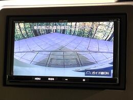【バックカメラ】駐車時に後方がリアルタイム映像で確認できます。大型商業施設や立体駐車場での駐車時や、夜間のバック時に大活躍！運転スキルに関わらず、今や必須となった装備のひとつです！