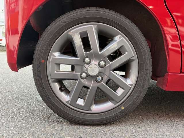 デザイン性の高い純正アルミです。