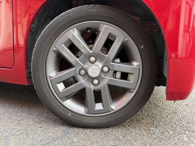 デザイン性の高い純正アルミです。