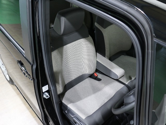 程よい硬さとホールド性が高いシートで長時間運転も快適です。