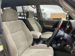 前席、目立つシミ汚れも少なく良好な状態になっております。