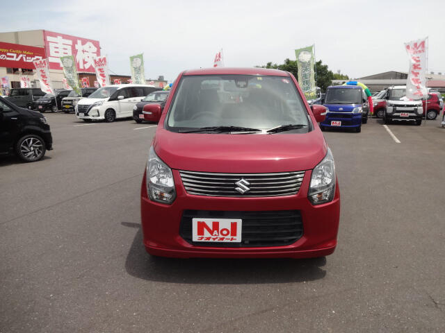 【当店のこだわり】入庫後のお車は選任スタッフによる細部清掃を実施しております。足回り、エンジンルーム、室内、室外を隅々まで綺麗にしております。展示車はピカピカです。全国配送も可能ですのでご相談下さい！