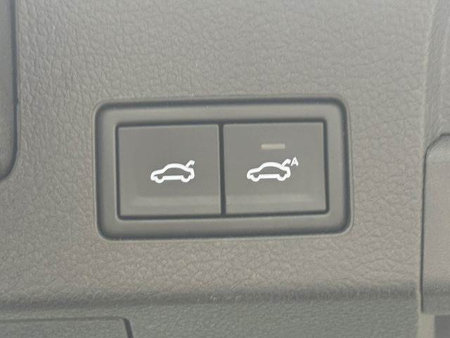 高級車にはお馴染みの【電動リアゲート】搭載。