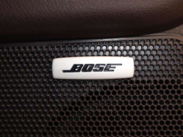 BOSEサウンドシステムを搭載。「良い音を出す」ではなく、その車種のごとに特徴を計算（車種専用設計）し、「反響音」を作り出すことによってどの座席でも自分中心で音が聴こえ、「心地よい空間」を作り出します。
