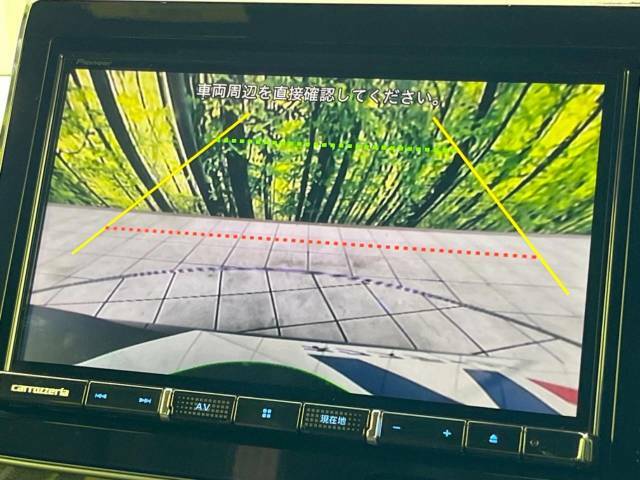 【バックカメラ】駐車時に後方がリアルタイム映像で確認できます。大型商業施設や立体駐車場での駐車時や、夜間のバック時に大活躍！運転スキルに関わらず、今や必須となった装備のひとつです！