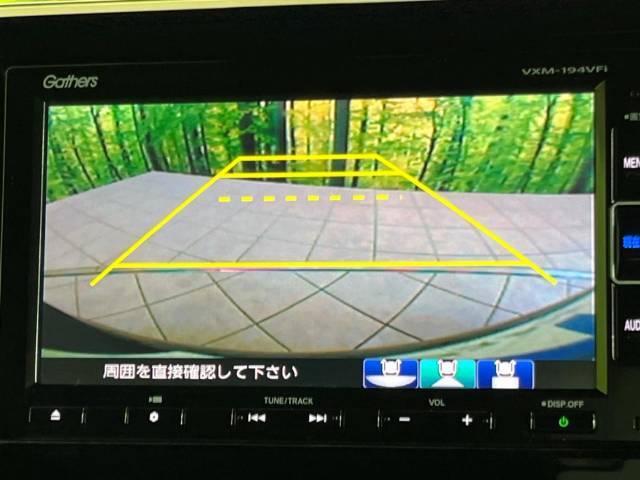 【バックカメラ】駐車時に後方がリアルタイム映像で確認できます。大型商業施設や立体駐車場での駐車時や、夜間のバック時に大活躍！運転スキルに関わらず、今や必須となった装備のひとつです！