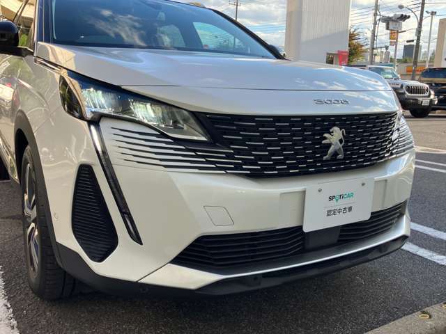 フロントグリルにはプジョーのアイデンティティであるライオンのエンブレムが光ります！