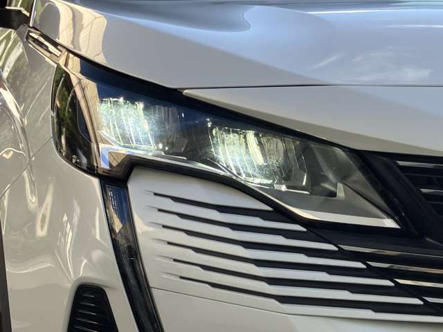 LEDヘッドライトは暗い夜道を明るく照らし、安全な運転をサポートします！