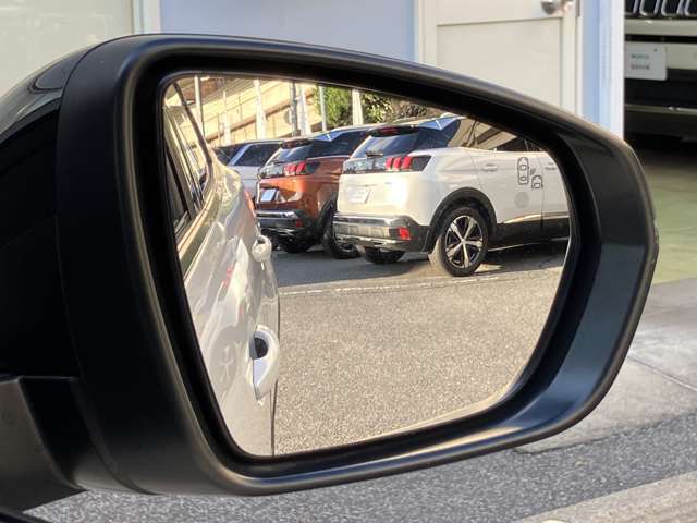ブラインドスポットモニターが装備されておりますので、ミラーの死角にいる車両の存在を知らせてくれます！