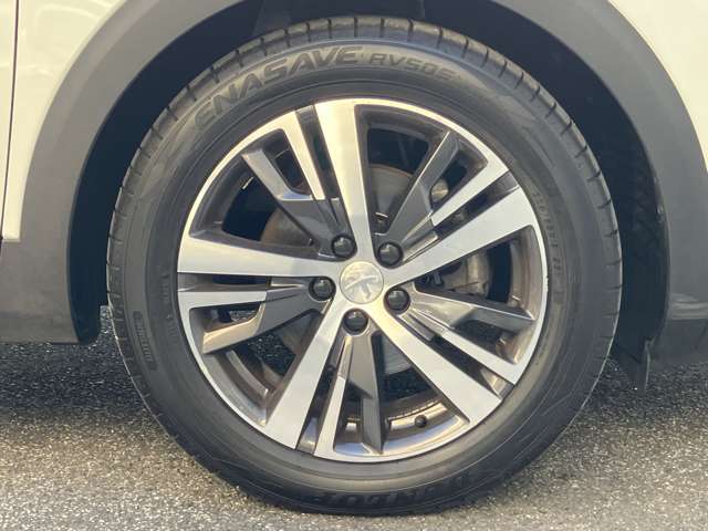 18インチアルミホイールがプジョーらしいスポーティな印象を与えます！