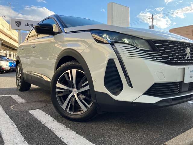 18インチアルミホイールがプジョーらしいスポーティな印象を与えます！