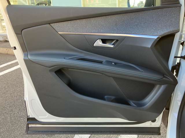 ドアパネルも目立つ傷などなくきれいな状態を保っております！