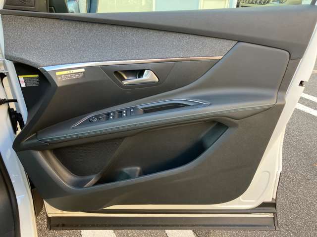 ドアパネルも目立つ傷などなくきれいな状態を保っております！