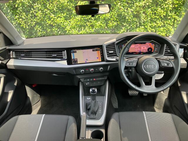 Audiのインテリアはエクステリア同様、優れたデザイン性とクオリティ、そして機能性を兼ね備えております。