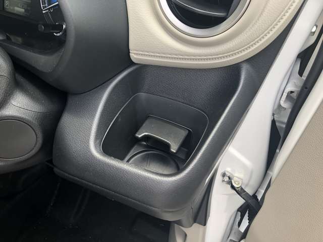 運転席ドリンクホルダー。近くて便利