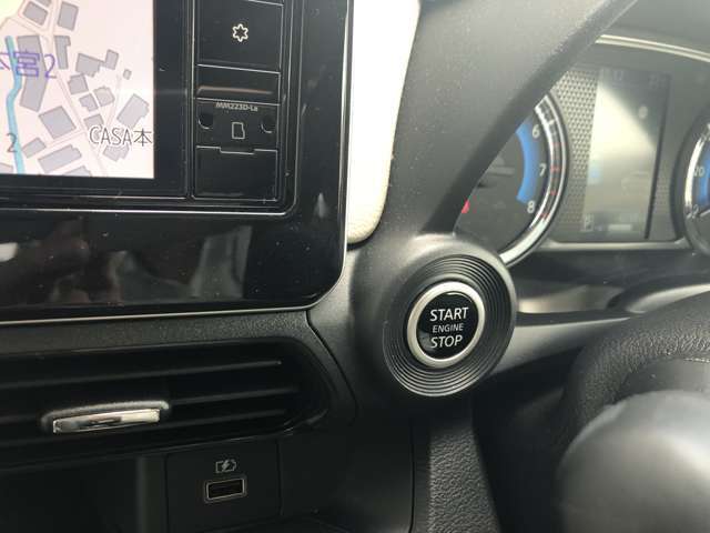 ステアリング左に備えたプッシュスターター。シフトノブが近く、次の運転操作に移りやすい