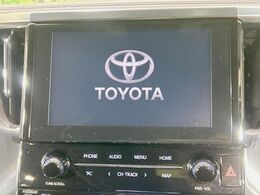 【ナビ機能付き9型ディスプレイオーディオ】ナビ機能搭載の他、お持ちのスマートフォンと連携して、ナビやbluetoothでの音楽再生が可能です♪デザインはもちろん操作性も良好！