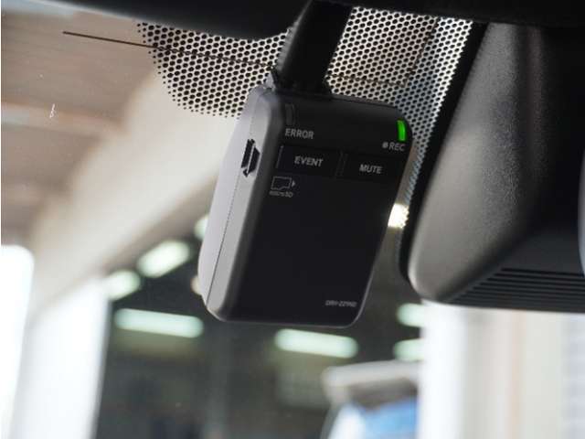 ◆ドライブレコーダー◆映像・音声などを記録する自動車用の装置です。　もしもの事故の際の記録はもちろん、旅行の際の思い出としてドライブの映像を楽しむことができます。