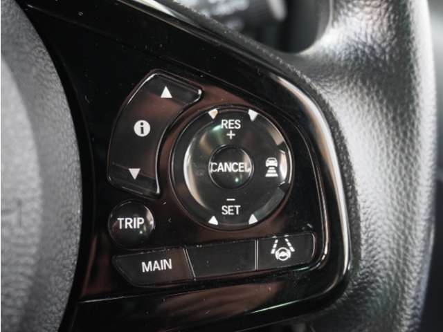 【アダプティブクルーズコントロール】予め設定した車速内でクルマが自動的に加減速。前走車との適切な車間距離を維持しながら追従走行します。【LKAS】車線維持支援システムでステアリング操作を支援。