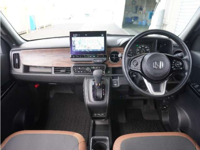 視界広々で非常に運転しやすくロングドライブでも疲れを感じさせないすっきりとまとまったインパネ周りです。