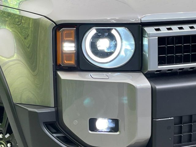 【LEDヘッドライト】悪天候や夜間走行時も良好な視界を確保し安心して運転できる高輝度LEDヘッドライトを装備！点灯速度が早く、消費電力も抑えられています。