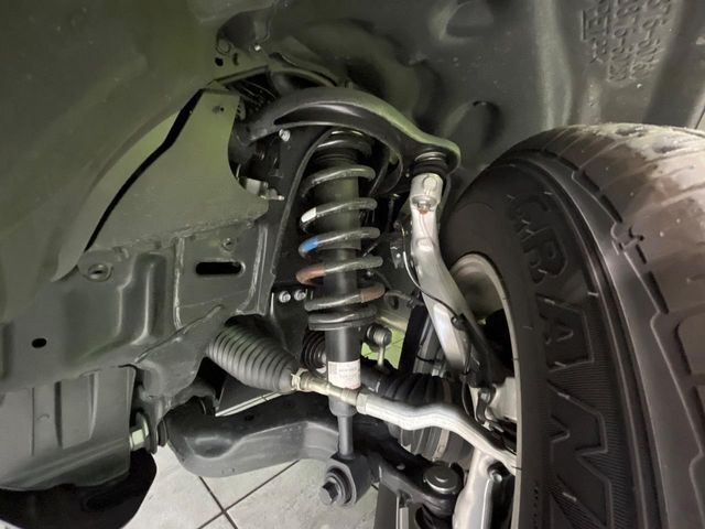 お車を安心してお乗りいただく為には、足回りの定期点検が欠かせません。サービスサポート（有償保証）では無料点検もご提供しており、安心のカーライフをお過ごしいただけるサポート体制が整っています。
