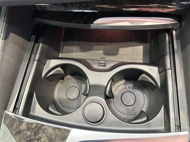 【ドリンクホルダー】『ドリンクホルダー周辺』の画像になります。写真の内容に関してご不明点、ご質問等がございましたらお気軽にガリバー店舗までお問い合わせください。
