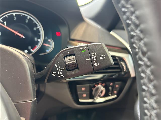 【運転席操作部】『運転席周辺の装備』の画像になります。快適なドライブを楽しむための機能が装備されています！運転席から触れるので使いやすいです！