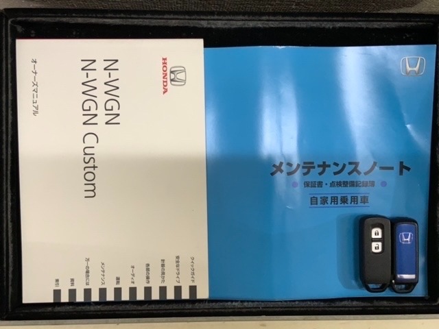 スマートキーは鍵をバッグに入れたままでもドアロックの開閉やエンジンのON・OFFができます。夜間や雨の日も鍵を探さなくて良いので便利です。